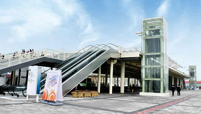 上海世博园高架步道自动扶梯和客梯